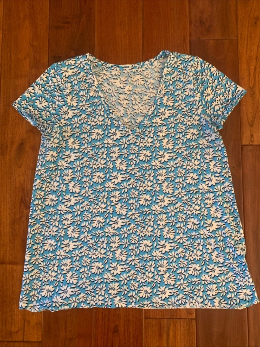 Lilly Pulitzer Top Women's M Luna Blue Etta V-Neck Cotton Tee Palm Beach Petals